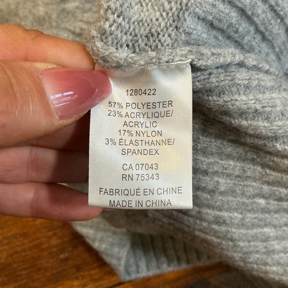 House of Harlow 1960 Off-Shoulder Foldover Sweater Gray Women’s Medium - Picture 8 of 9